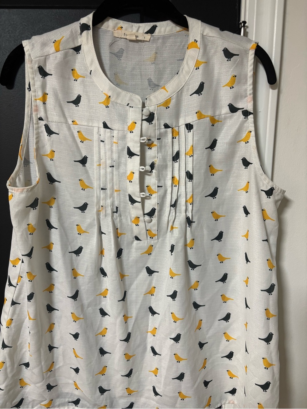 Sleeveless White Bird-Print Pleated Women's Top